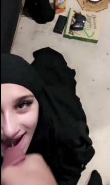 ويجيب لبنه على وشها