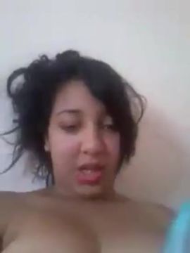 شابة مغربية ساخنة تدخل قنينة كريم في كسها