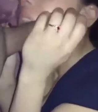 شرموطة مصرية صغيرة تمص زب صديقها الاجنبي سكس عربي