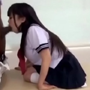 عجوز صيني يلحس ويمص كس بنت صينيه صغيره